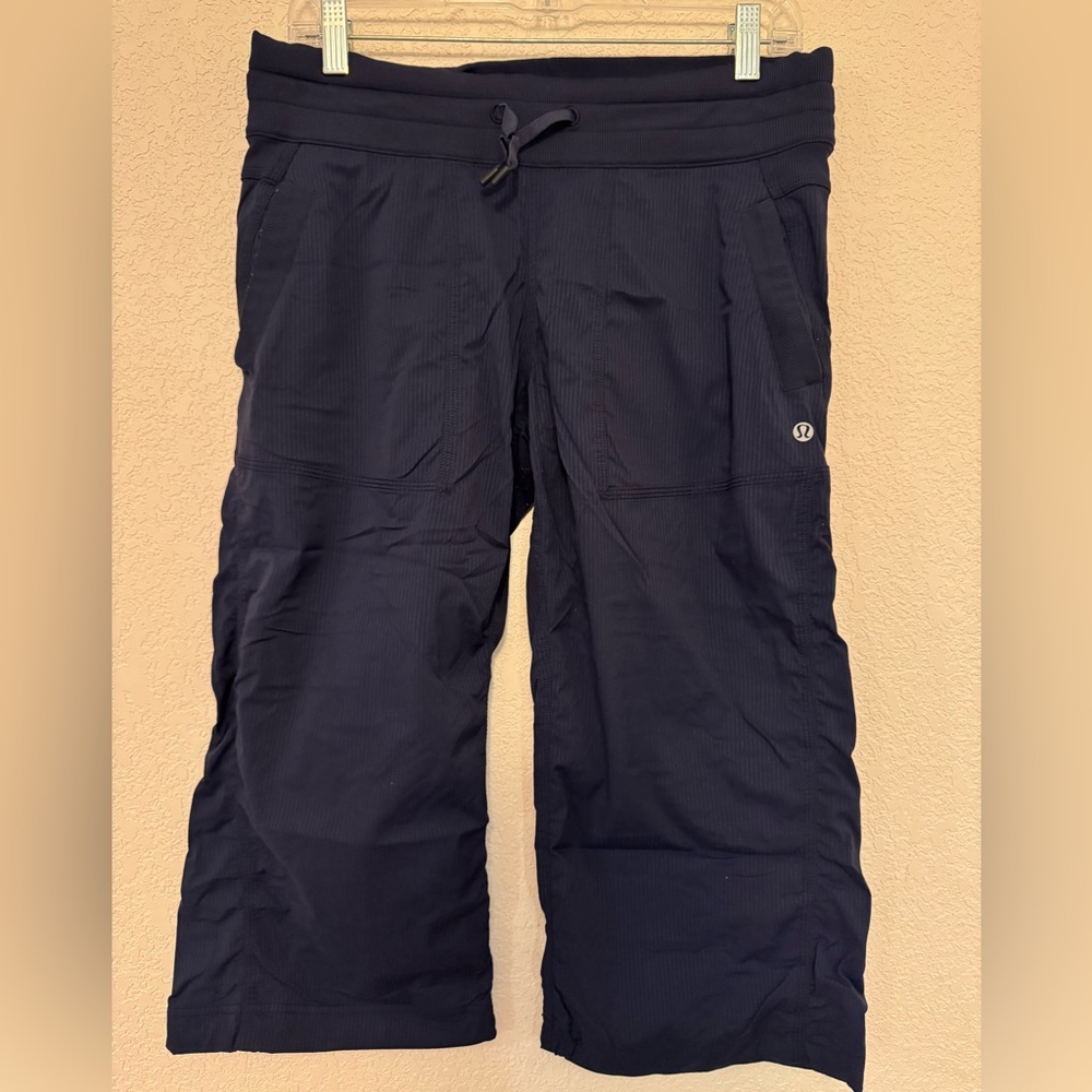 Lululemon size 8 textured capris navy